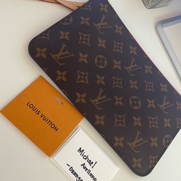 Louis Vuitton MM/GM Monogram Clutch in Cerise Red - Picture 2 of 9